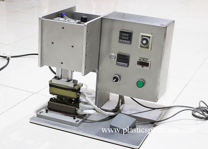 El canalón plástico semiautomático se levanta la máquina del lacre de la bolsa para la boca de la prensa del sello