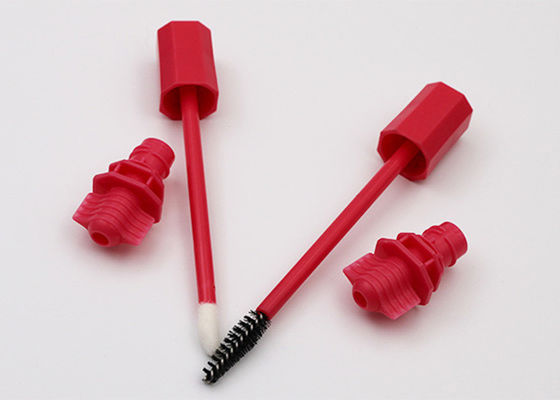 Boca plástica roja del canalón con el cepillo para la barra de labios Sacket o el bolso del rimel