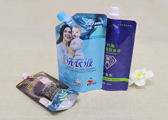Modifique los bolsos líquidos plásticos del canalón para requisitos particulares de la boca de Doypack de la manija para el detergente para ropa