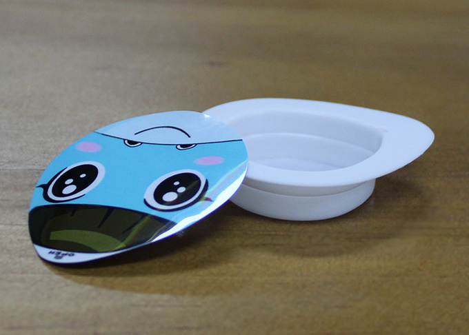 Pequeños envases de plástico en forma de corazón, blanqueando la taza de la máscara el dormir de la cápsula