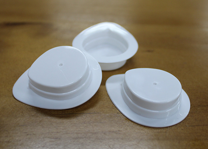 Pequeños envases de plástico en forma de corazón, blanqueando la taza de la máscara el dormir de la cápsula