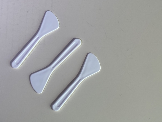 Espátula de PP de 82 mm blanca o personalizada para crema cosmética