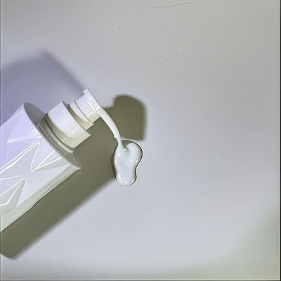 Botella cosmética PET de forma vidriosa con bomba de prensa y logotipo personalizado 5000 pcs MOQ Entrega de 15-35 días