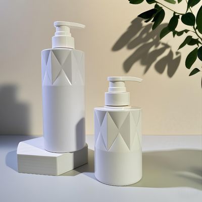 Botella cosmética PET de forma vidriosa con bomba de prensa y logotipo personalizado 5000 pcs MOQ Entrega de 15-35 días