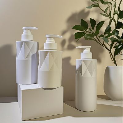 Botella cosmética PET de forma vidriosa con bomba de prensa y logotipo personalizado 5000 pcs MOQ Entrega de 15-35 días