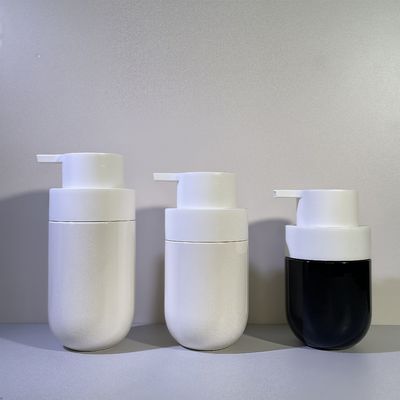 Botella cosmética PET de forma redonda y gruesa con bomba de presión e impresión serigráfica a color personalizado para embalaje de belleza