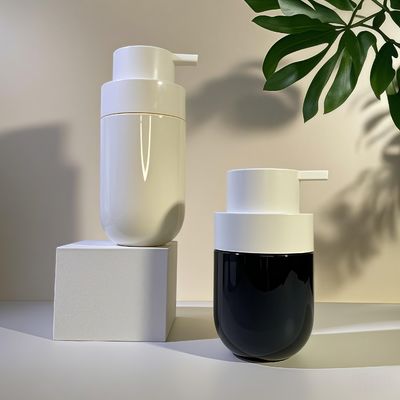 Botella cosmética PET de forma redonda y gruesa con bomba de presión e impresión serigráfica a color personalizado para embalaje de belleza