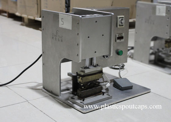 El canalón plástico semiautomático se levanta la máquina del lacre de la bolsa para la boca de la prensa del sello